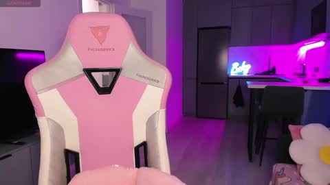 Emi online show from 10/22/25, 04:07