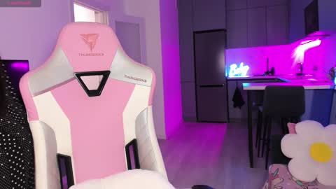 Snapshot of wowlovie666 chatting on 01/07/26, 06:10 Emi online show from 01/07/26, 06:10