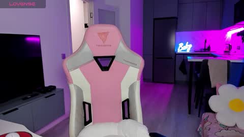 Snapshot of wowlovie666 chatting on 02/04/26, 04:07 Emi online show from 02/04/26, 04:07