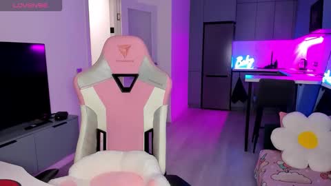 Snapshot of wowlovie666 chatting on 02/11/26, 04:06 Emi online show from 02/11/26, 04:06