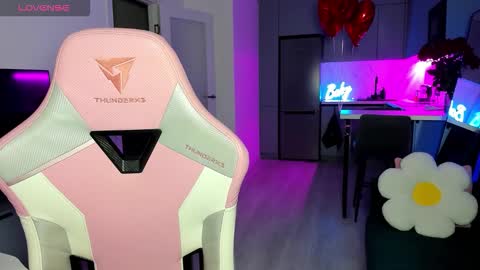 Snapshot of wowlovie666 chatting on 02/22/26, 04:02 Emi online show from 02/22/26, 04:02