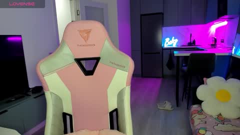 Snapshot of wowlovie666 chatting on 03/09/26, 04:05 Emi online show from 03/09/26, 04:05