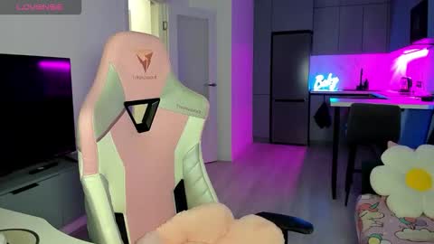 Snapshot of wowlovie666 chatting on 03/19/26, 04:05 Emi online show from 03/19/26, 04:05