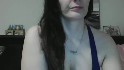 Snapshot of wrenleigh chatting on 02/14/25, 06:45 Crystal Lake online show from 02/14/25, 06:45