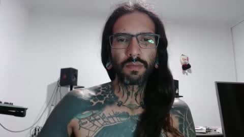 Snapshot of x_dr4ma_x chatting on 12/18/25, 11:05 xdramax online show from 12/18/25, 11:05