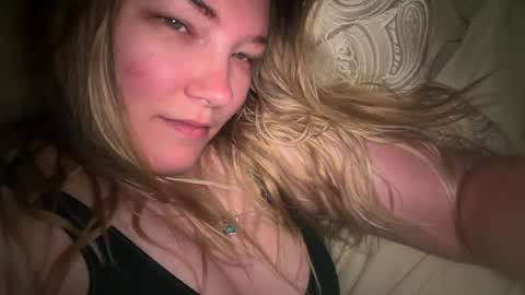 Snapshot of x_dreamgirl_x chatting on 04/19/26, 05:56 Mariah online show from 04/19/26, 05:56