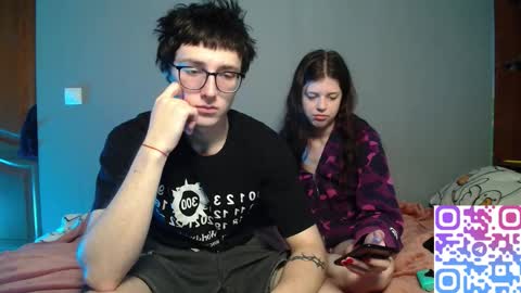 Snapshot of x_files_t chatting on 11/19/25, 02:06 Philipp and Este online show from 11/19/25, 02:06