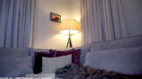 Lily online show from 12/03/24, 12:35