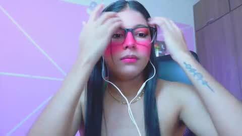 Snapshot of xallysonx_ chatting on 05/25/26, 12:00 XALLYSONX online show from 05/25/26, 12:00