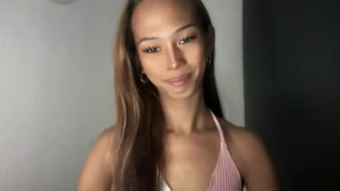 Snapshot of xandraluxe_xoxo chatting on 11/21/25, 05:22 Cassandra online show from 11/21/25, 05:22