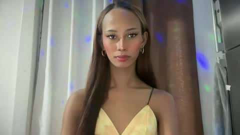 Snapshot of xandraluxe_xoxo chatting on 11/23/25, 01:22 Cassandra online show from 11/23/25, 01:22