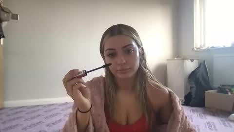 Snapshot of xkloeexo chatting on 12/16/25, 12:21 xkloeexo online show from 12/16/25, 12:21