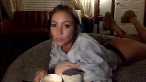 Snapshot of xlacyy chatting on 10/21/25, 02:12 xLacyy online show from 10/21/25, 02:12