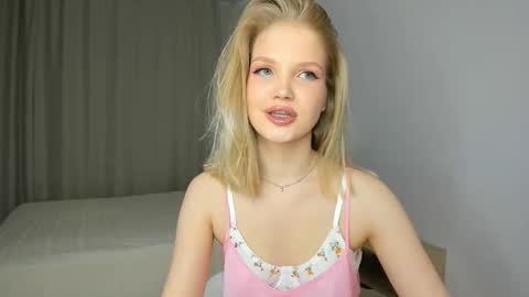 Snapshot of xloe_queen chatting on 02/23/26, 09:12 Chloe online show from 02/23/26, 09:12