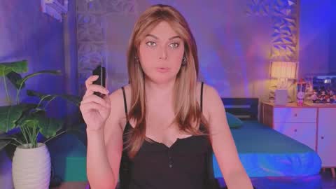 Snapshot of xseductivemichellex chatting on 10/07/25, 08:33 Michelle online show from 10/07/25, 08:33