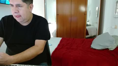 Snapshot of xthiagoxevax chatting on 10/27/25, 08:40 thiagoeva online show from 10/27/25, 08:40