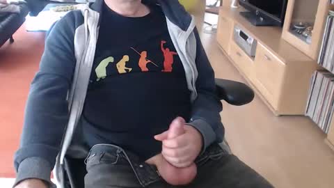 Snapshot of xtommix69 chatting on 10/23/25, 12:04 xtommix69 online show from 10/23/25, 12:04