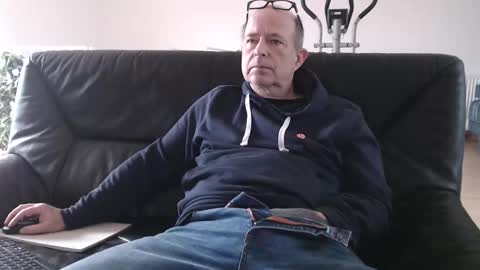 Snapshot of xtommix69 chatting on 12/14/25, 10:09 xtommix69 online show from 12/14/25, 10:09