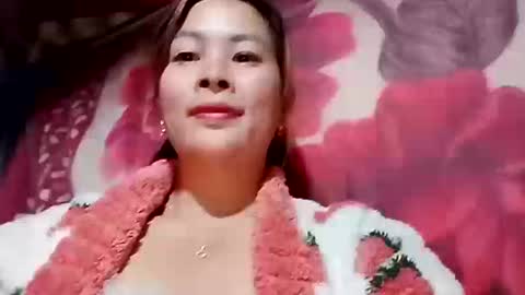 Snapshot of xuxulove00 chatting on 12/17/25, 12:49 xuxulove00 online show from 12/17/25, 12:49