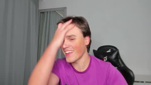 Snapshot of xx_raul_xx_ chatting on 09/18/25, 02:13 raul online show from 09/18/25, 02:13