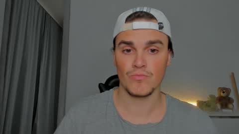 Snapshot of xx_raul_xx_ chatting on 10/14/25, 01:50 raul online show from 10/14/25, 01:50