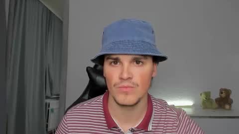 Snapshot of xx_raul_xx_ chatting on 10/19/25, 02:01 raul online show from 10/19/25, 02:01