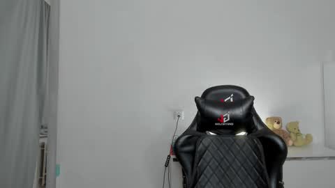 Snapshot of xx_raul_xx_ chatting on 11/21/25, 10:41 raul online show from 11/21/25, 10:41