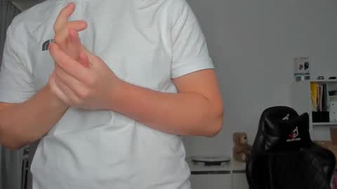 Snapshot of xx_raul_xx_ chatting on 11/26/25, 09:49 raul online show from 11/26/25, 09:49