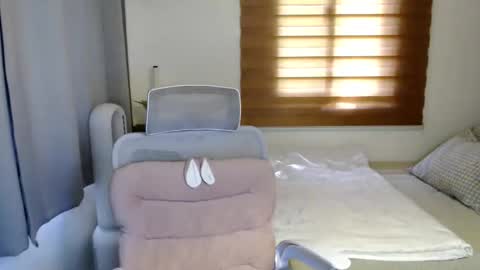 Snapshot of xxjulielovesyouxx chatting on 11/16/25, 05:57 July online show from 11/16/25, 05:57