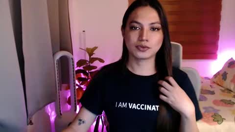 Snapshot of xxjulielovesyouxx chatting on 12/16/25, 11:26 July online show from 12/16/25, 11:26