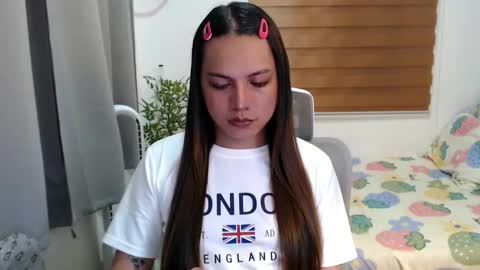 Snapshot of xxjulielovesyouxx chatting on 01/12/26, 12:43 July online show from 01/12/26, 12:43