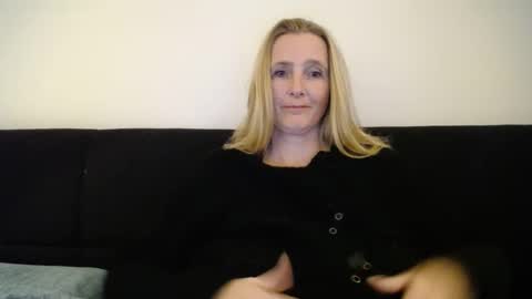 Snapshot of xxnikkie chatting on 12/11/24, 07:36 Nikkie online show from 12/11/24, 07:36