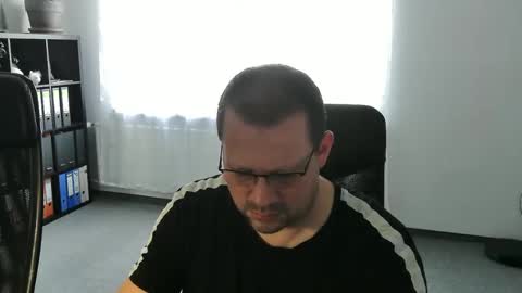 Snapshot of xxstrikerxx chatting on 12/17/25, 09:37 Eddi online show from 12/17/25, 09:37