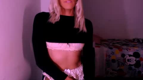 Snapshot of xxxanonymousloverxxx chatting on 10/25/25, 04:42 Chiara online show from 10/25/25, 04:42