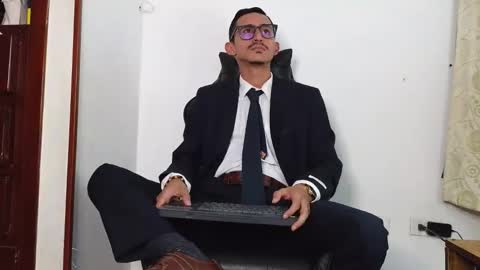 Snapshot of xxxhome_alonexxx chatting on 12/19/25, 08:05 Kev online show from 12/19/25, 08:05