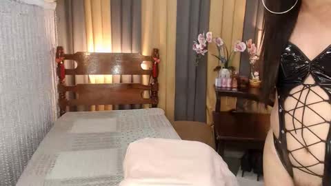 Snapshot of xxxmiss_cathyxxx chatting on 12/22/25, 12:35 QUEENCY online show from 12/22/25, 12:35