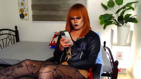 Snapshot of xyournightmarequeenx chatting on 05/11/26, 04:04 QueenMarina online show from 05/11/26, 04:04