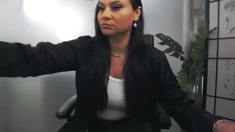 Yara online show from 06/17/26, 04:04