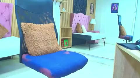 yaruzca 9 inches strong online show from 04/23/26, 10:01