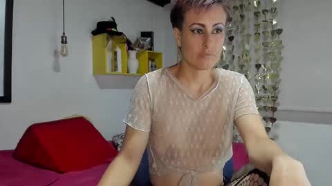 Snapshot of yasmin_goldenst chatting on 02/06/25, 01:38 Yasemin online show from 02/06/25, 01:38