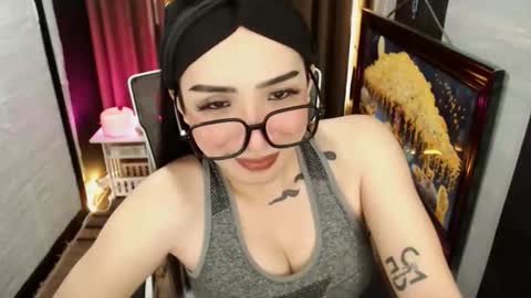 Snapshot of yassiered chatting on 12/14/25, 05:35 yassiered online show from 12/14/25, 05:35