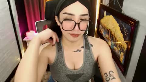 Snapshot of yassiered chatting on 12/23/25, 01:14 yassiered online show from 12/23/25, 01:14