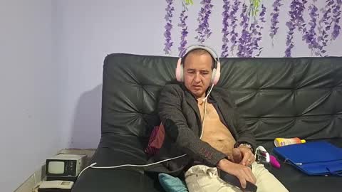 Snapshot of yazfore chatting on 11/17/25, 04:13 Hazzan online show from 11/17/25, 04:13