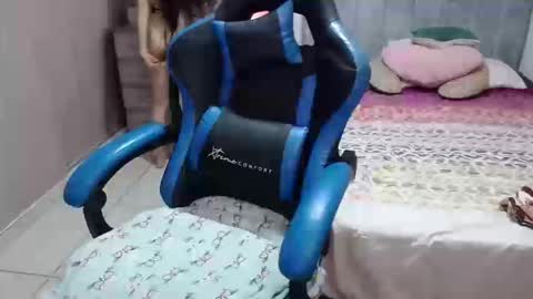 Snapshot of yeibles_hana2 chatting on 10/17/25, 12:47 yeibles_hana2 online show from 10/17/25, 12:47