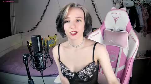 Snapshot of yellow_songbird chatting on 02/28/25, 05:37 Liya online show from 02/28/25, 05:37