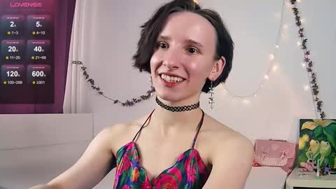 Snapshot of yellow_songbird chatting on 09/21/25, 02:19 Liya online show from 09/21/25, 02:19