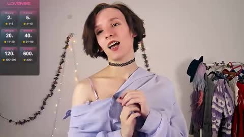 Snapshot of yellow_songbird chatting on 09/26/25, 05:06 Liya online show from 09/26/25, 05:06