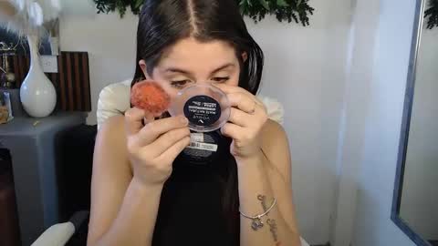 Snapshot of yenn_claros chatting on 02/25/26, 07:01 Yenni online show from 02/25/26, 07:01