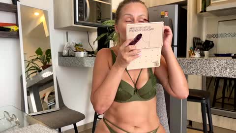 Snapshot of yes_mommy_zlata chatting on 01/09/25, 08:44 Zlata online show from 01/09/25, 08:44