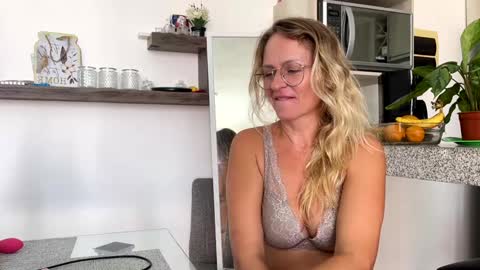 Snapshot of yes_mommy_zlata chatting on 02/06/25, 08:34 Zlata online show from 02/06/25, 08:34